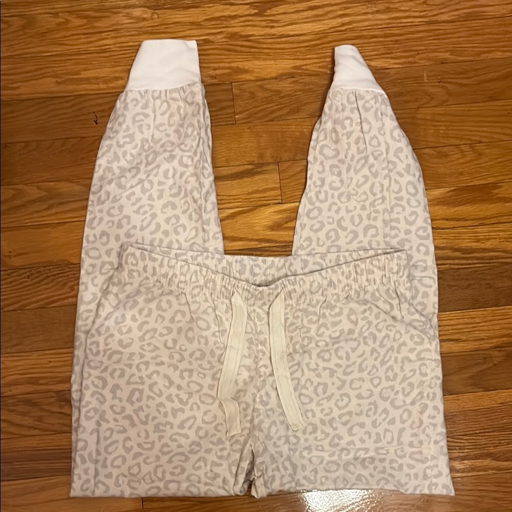 Old Navy Cream and Gray Patterned Lounge/Pajama Pants